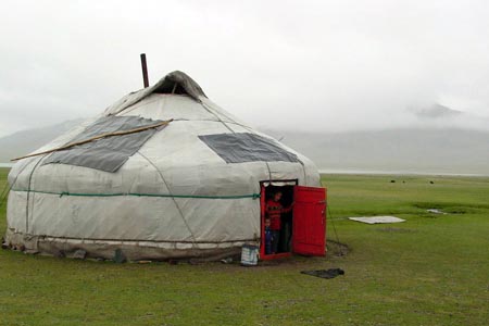 カザフ族の棲むゲルは独特な形状をしています。華やかで色鮮やかなカザフ族の刺繍の布などが多くあります。