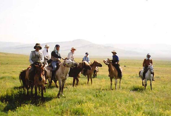 大草原を縦横無尽に乗馬ライディング。日本語ガイドと遊牧民が完全サポート。