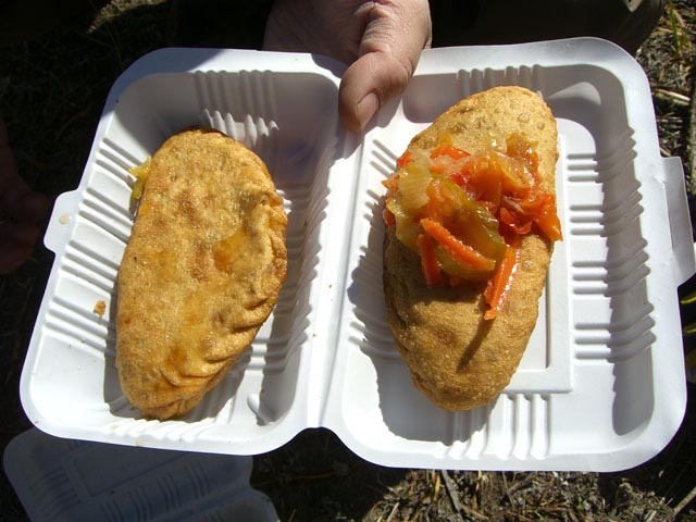 草原でのランチタイム。モンゴル伝統料理のときも！草原レストラン、コックさんも同行します。