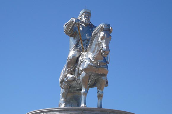 巨大なチンギスハーン像