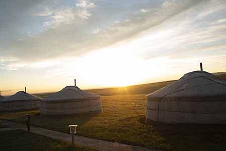 モンゴルの地平線に沈む朝日