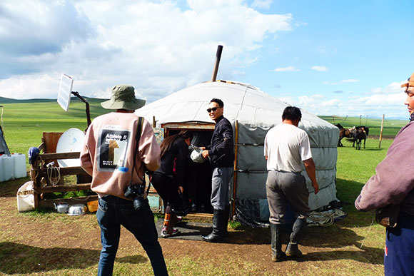 遊牧民ゲルへ訪問スーティ　ツァイも楽しめます